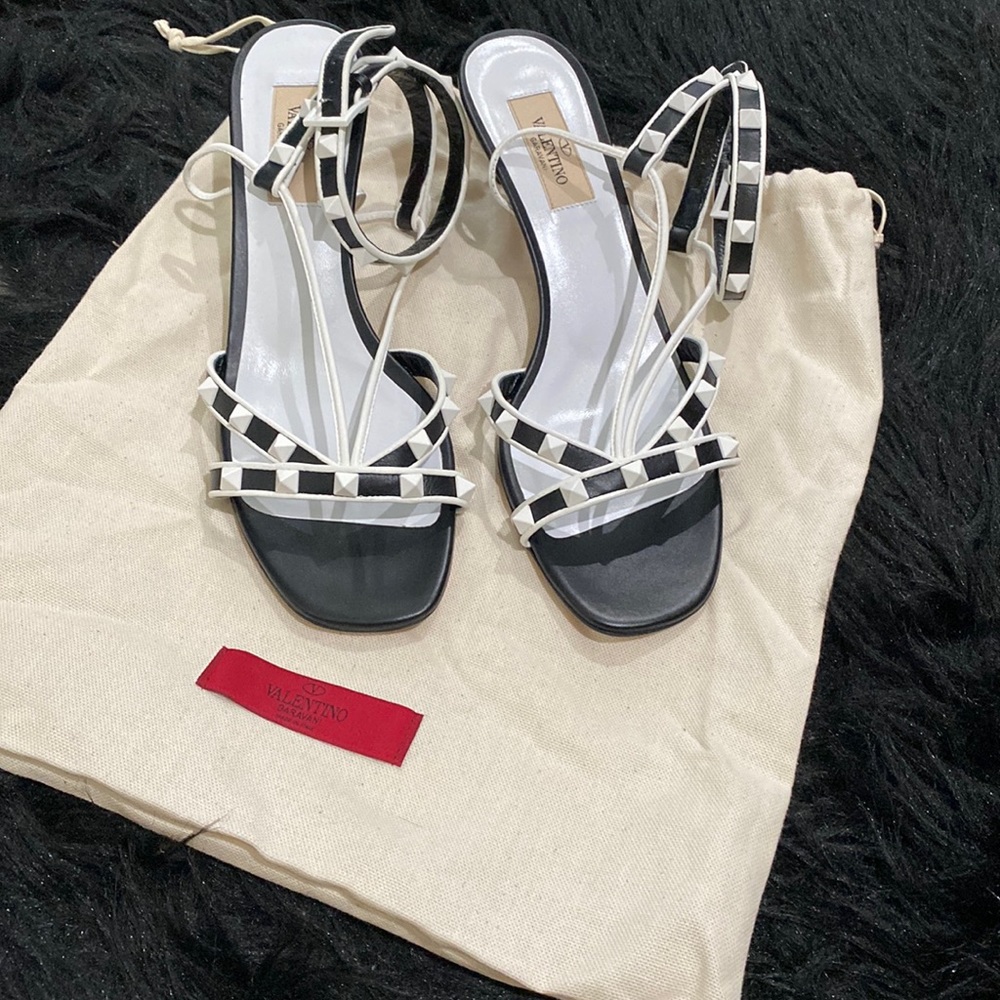 100% Authentic - Valentino Rockstud Sandal WH Nero-B